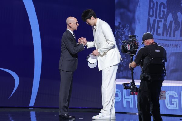青岛总经理：杨汉森的NBA处子秀是他天赋的体现。我们没有因为