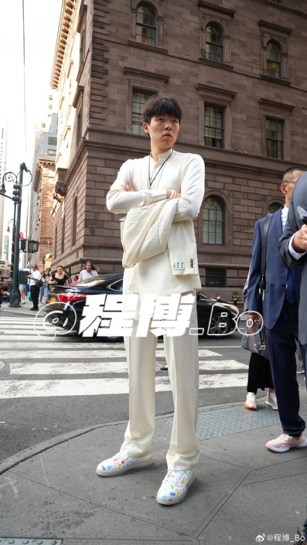祝小杨好运！杨瀚森一身白色西装出席2025年NBA球员选拔大