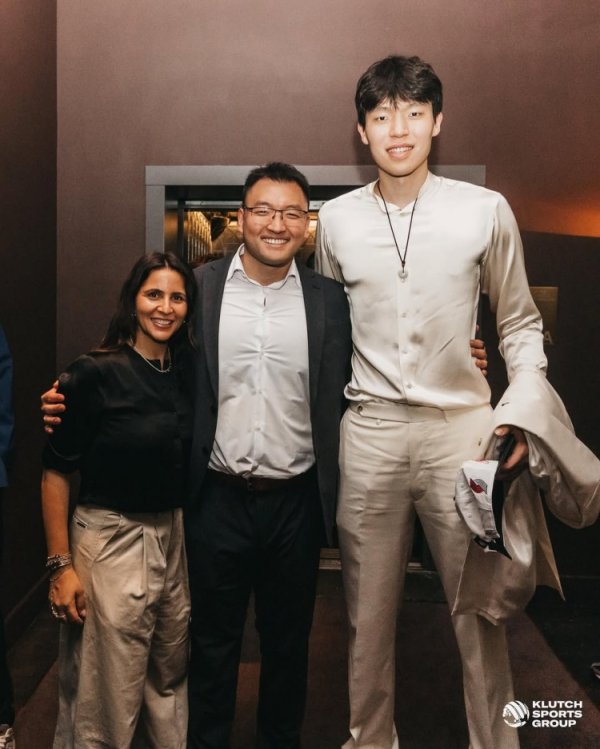 白色穿搭😎Klutch公司举行球员选拔派对 杨翰森帅气亮相🥂