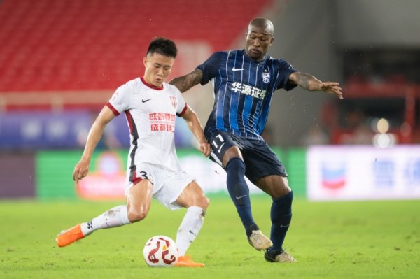 武汉三镇vs成都蓉城现场观赛人群  人数：14765人