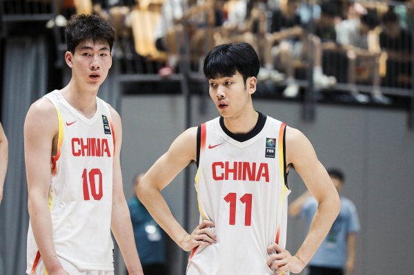 中国U19上半场前场板仍追赶  ！麦穗丰：篮板球  还是继续