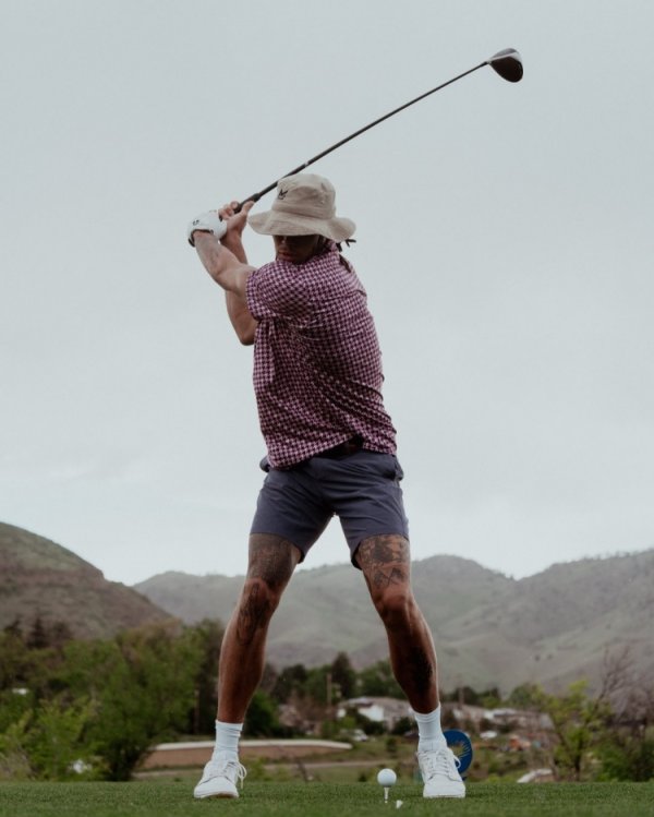 🤪俱乐部成员+1⛳️掘金晒阿隆-戈登打高尔夫球  球照