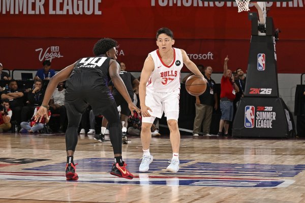 助功  还是帅的！河村勇辉三分4中1 得到4分5助3断 同时
