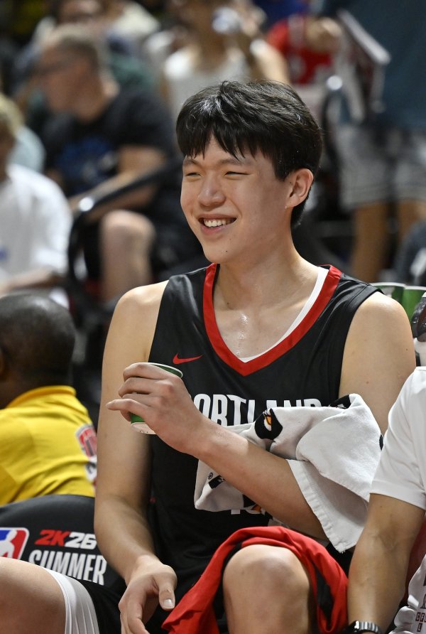 王博打趣：杨瀚森该感谢我 季后赛给他充足的运动练习    &让他那么早赴美