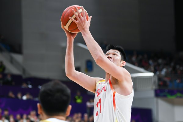 内线中流砥柱！胡金秋首节出战5分钟 4投全中拿到8分1断！