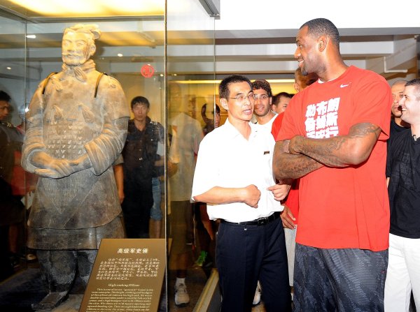 久违了！詹姆斯时隔六年再次造访中国 上次是19年参加NBA中