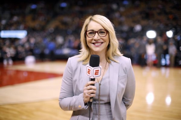 TA：ESPN将首席解说团成员多瑞丝-伯克降职 目前双方正商
