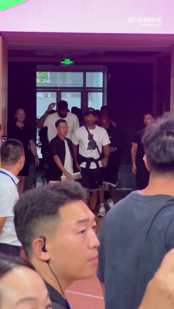 响彻球馆！詹姆斯进入交大球馆 现场球迷迸发  出巨大的呐喊 