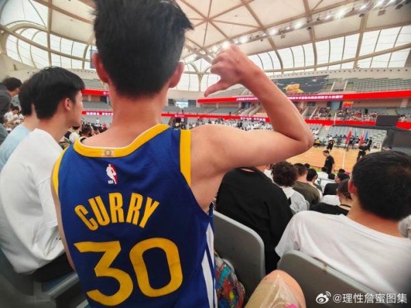 詹姆斯中国行交大活动现场有球迷身着库里运动活动    服  