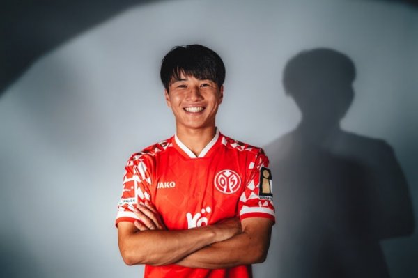 登陆德甲！官方：23岁日本中场球员川崎飒太租借美因茨，有买断