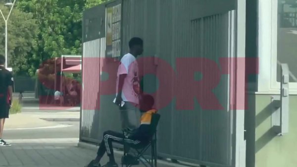 记者：巴萨小将迪亚拉已抵达巴萨练习  基地，将和一线队一起练