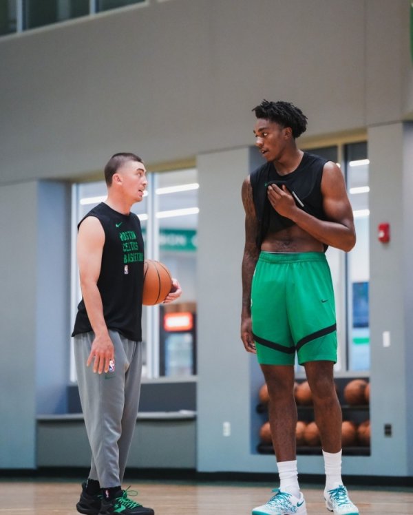 绿军官方晒练习  照：普理查德&新援安芬尼-西蒙斯在