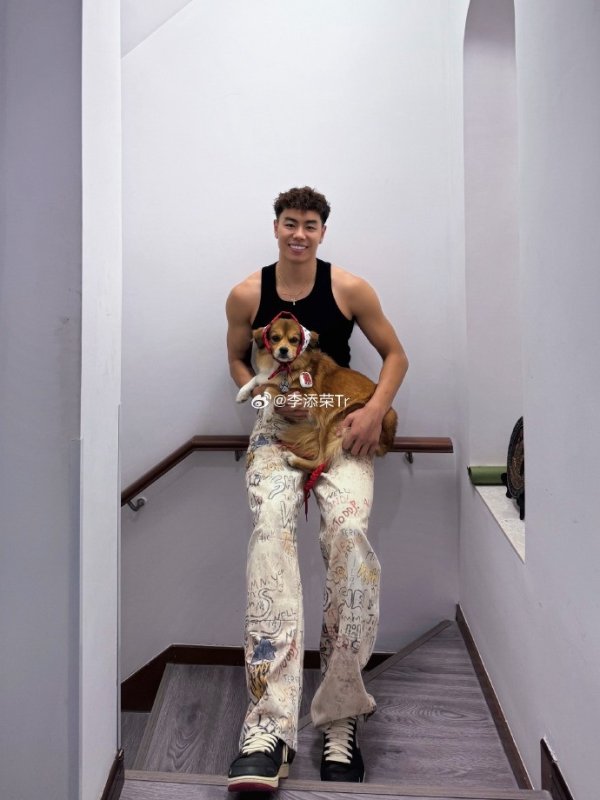 潮男出没！李添荣晒近照：帅小狗🐕和帅小孩👶