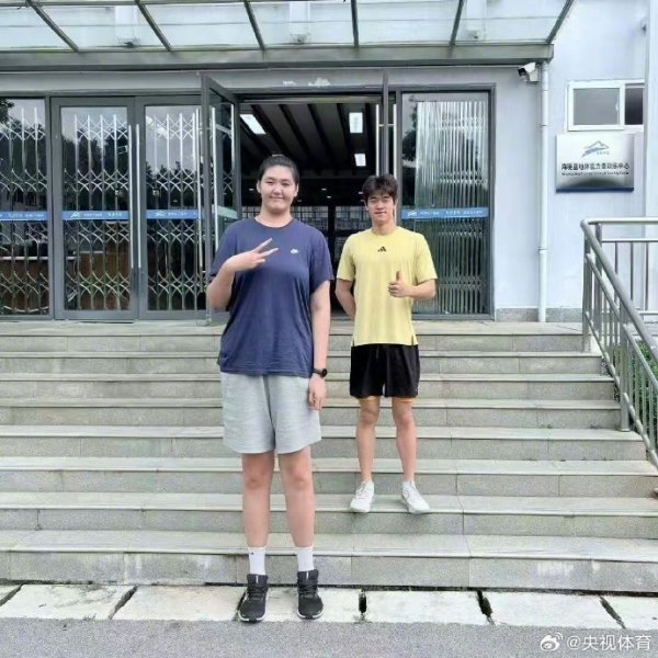 1米92潘展乐和2米26张子宇同框🤣网友：小潘秒变“小手办”