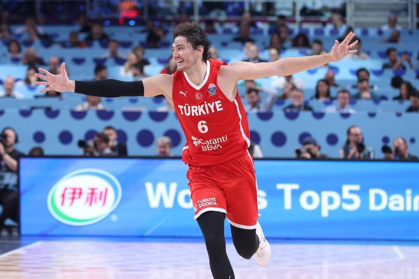 外线神准！奥斯曼打满上半场&7中4砍12分5板 三分