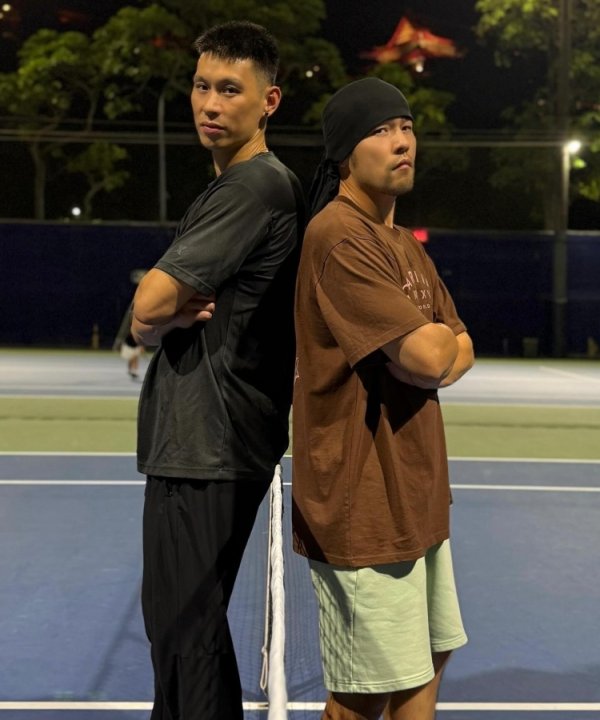 周杰伦晒与书豪合影！戏称两人为温布尔登双人赛第一名   并晒