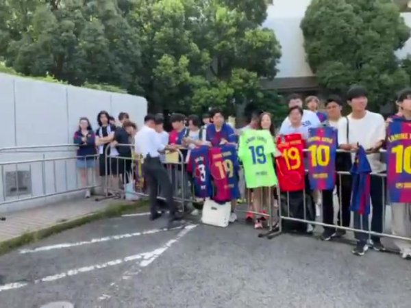 日本球迷酒店外等候巴萨球员签名，亚马尔10号和19号运动活动