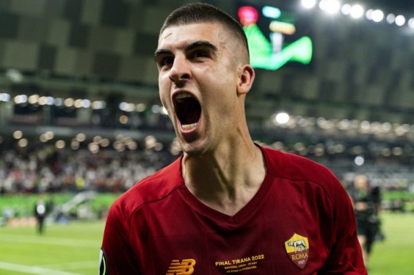 19球！曼奇尼成为罗马队史得分  第三多的后场球员，帕努奇居