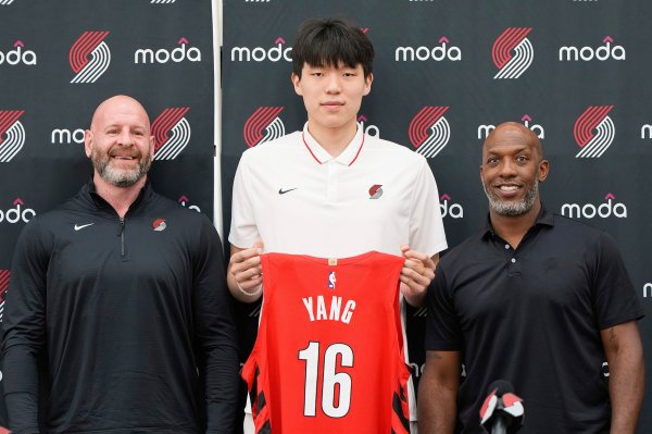 比卢普斯：杨瀚森正处在角逐  轮换的位置 他肯定会得到上场时