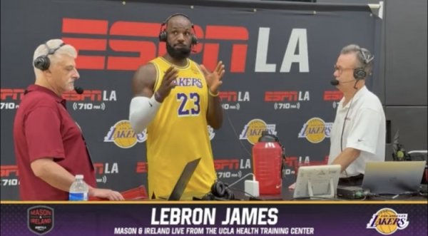 詹姆斯：夏休期我和家人共度时光 我们多次旅行很享受夏威夷