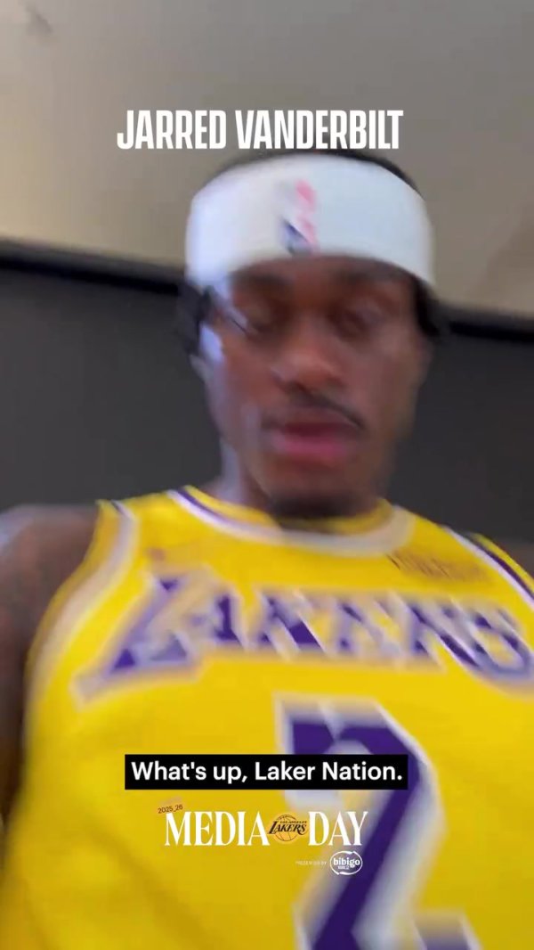 湖人官方晒全队集体自拍向球迷问好：我们回来啦！