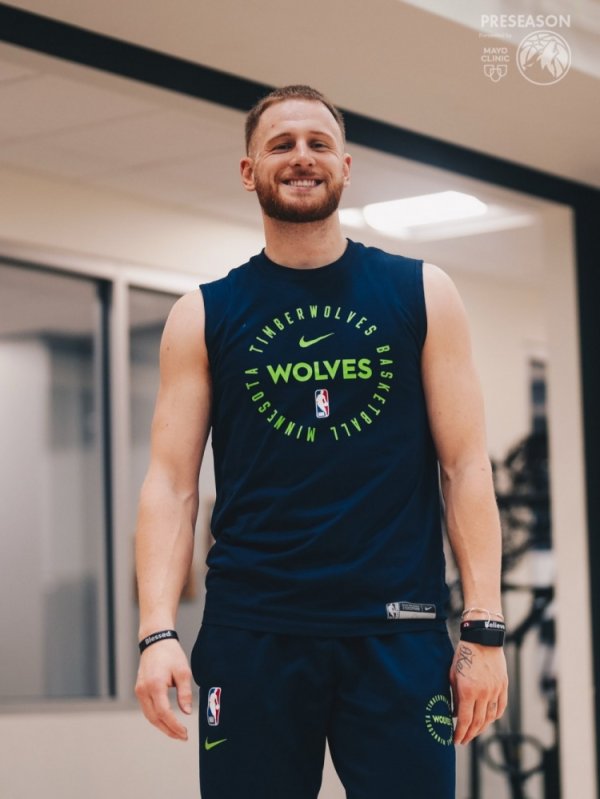 新赛季冲！森林狼晒练习  照：爱德华兹&迪文&