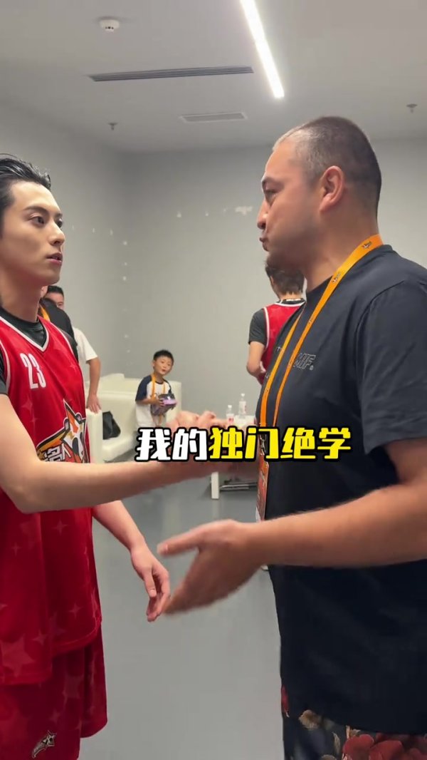 传授绝学！西热更新社媒晒视频：给 王鹤棣教学“喀什步”成功