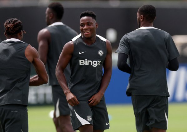 葡萄牙足协官方：切尔西中场球员埃苏戈在练习  中右大腿肌群 