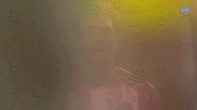 主场作战  3-5大败  ！梅西赛后表情严肃离场，眉头紧皱念