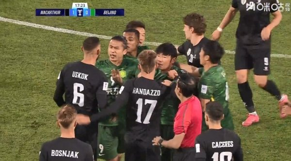 要冷静啊！池忠国飞铲放倒对手，随后双方迸发  冲突，裁判  