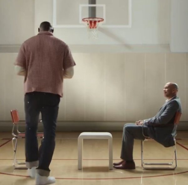 詹姆斯预告明日宣布重要决定！他所穿衬衫与宣布去热火时的一样