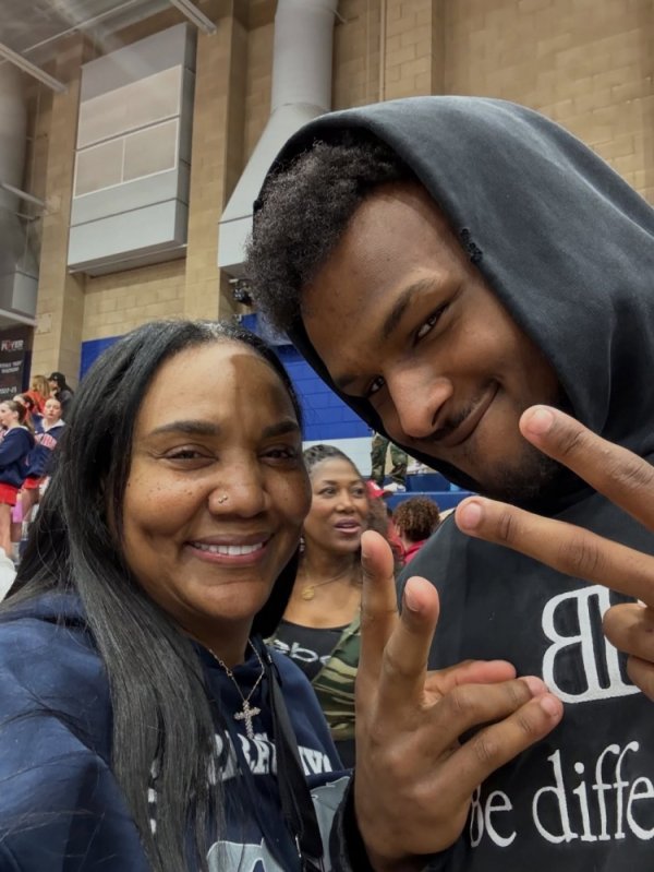 奶奶格洛丽亚祝布朗尼21岁生快：尽情享受每一刻 永远爱你🎉