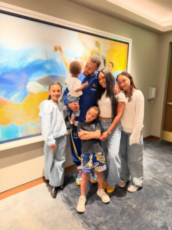 幸福的一家！库嫂晒照狂撒狗粮 全家6口甜蜜出镜！