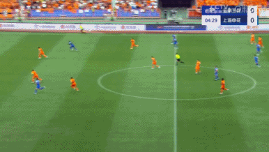 过得漂亮，可惜出界了！阿苏埃人球分过助功  破门，裁判   