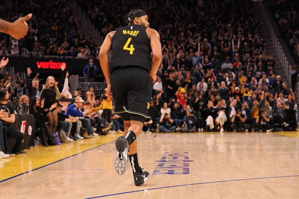 不稳定！穆迪12中4得10分4板1助1断1帽 有3个前场板很