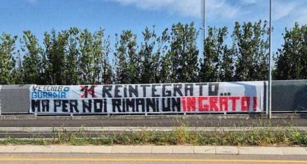 曾为加盟国米缺训！亚特兰大球迷挂横幅怒斥卢克曼，称其忘恩负义