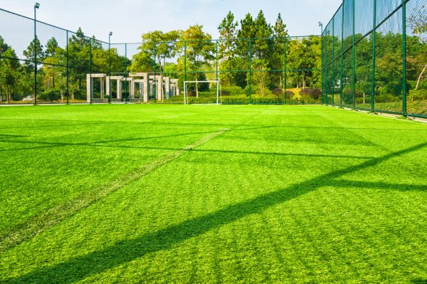 射门时撞伤路人，法院判决其赔偿医疗费、护理费等共计7万余元