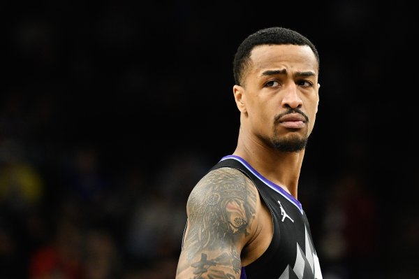 新鲜血液！科林斯首秀半场5中4 高效拿到10分3板