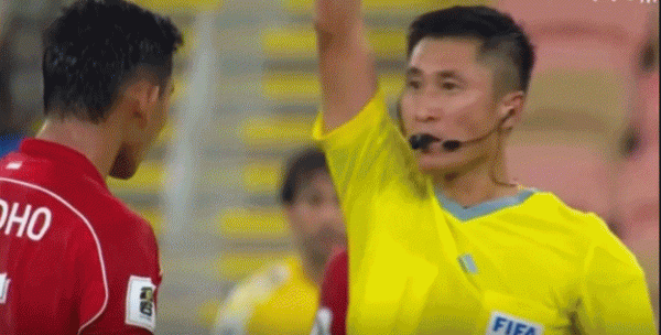 不怒自威！马宁出示警告  后不眨眼直视，逼退念念有词的印尼球