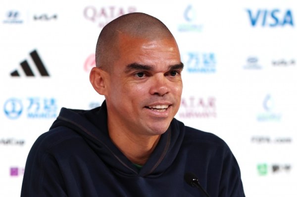 佩佩：在穆帅执教皇马期间，阿隆索经常与其沟通  并提出自己见