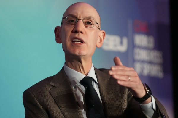 萧华：篮球赛  在中国已有130年的历史 中国球迷非常熟悉这