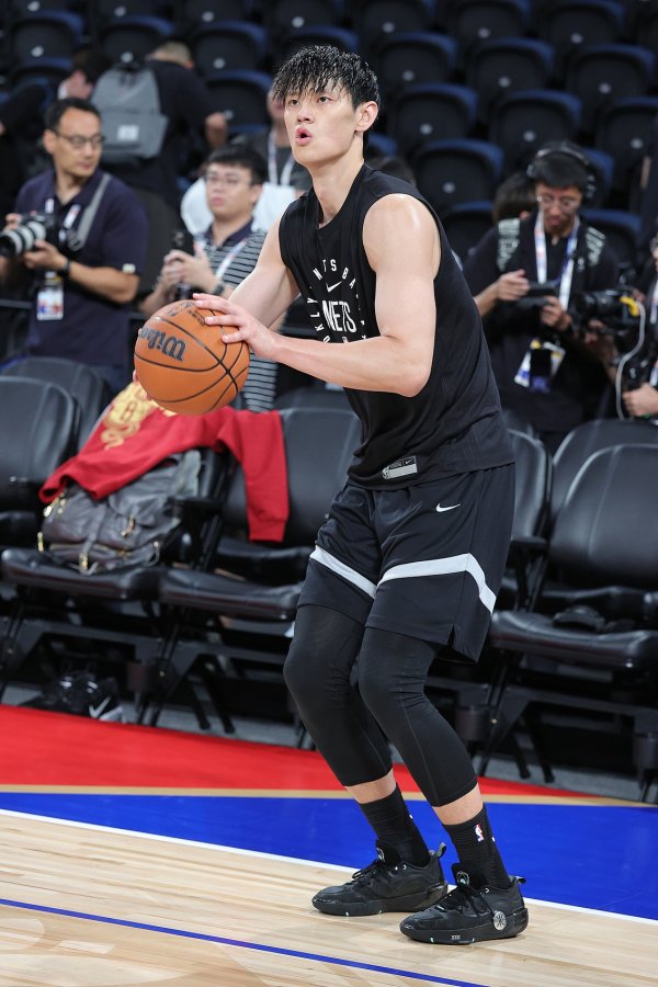 有球迷专门来看曾凡博 甚至从黄牛那买高价票 今晚让他们无比失