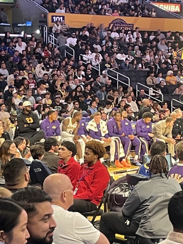 湖记：詹姆斯观战坐在了一张高椅子上 大概是为了缓解坐骨神经痛