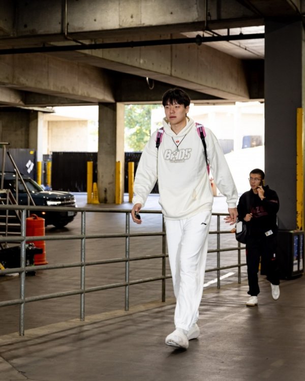 主场作战  与勇士二番战！开拓者入场照：杨瀚森卫衣+运动活动