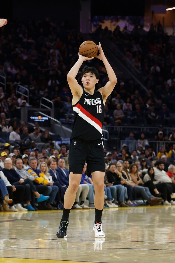 比卢普斯：杨瀚森在适应语言&文化上做得很好 但还有很