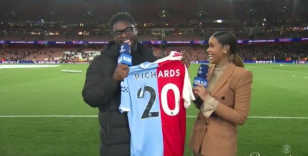 吧友觉得怎么样？理查兹收到一件曼城和阿森纳缝合的运动活动  