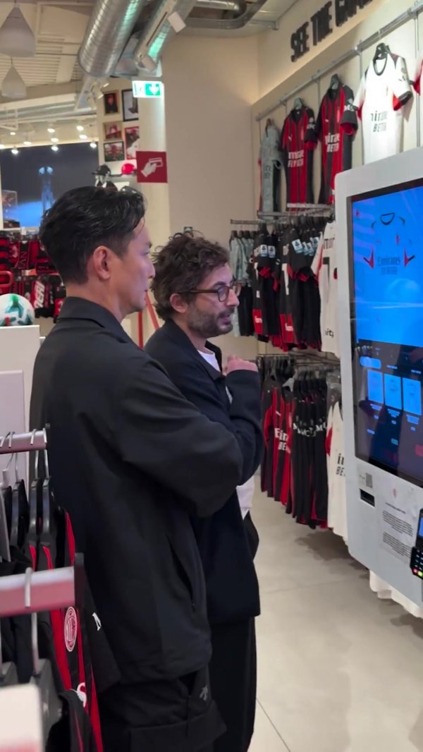 米兰官博晒视频：吴彦祖参观奖杯，面对镜头说Forza Mil