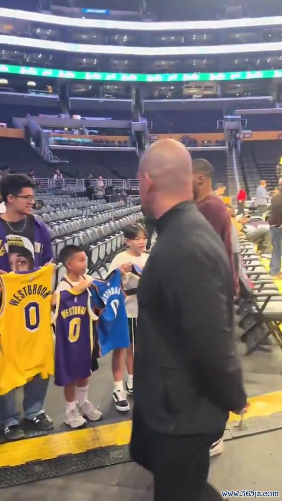 😦威少给小球迷的运动活动    服  签名 签了雷霆和火箭的