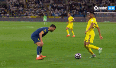 马内背后违例  ，裁判    查看VAR后给了警告