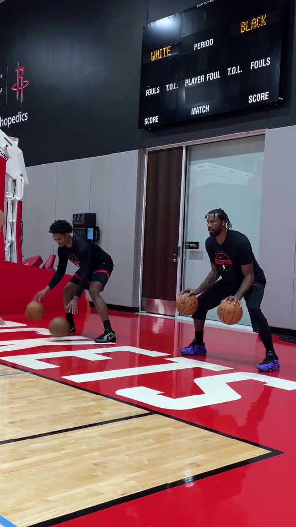 阿门与伊森一同进行盘球  练习  ！火箭官方：恐怖双胞胎保持